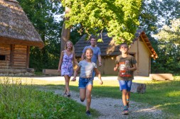 Familie läuft durch das Museumsgelände