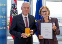 Landeshauptfrau Johanna Mikl-Leitner überreichte Kultur.Region.Niederösterreich-Geschäftsführer Martin Lammerhuber das Große Ehrenzeichen für Verdienste um das Bundesland Niederösterreich.