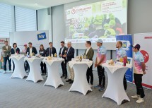 Bei der Pressekonferenz zur Triathlon Challenge St. Pölten 2026: Christoph Schwarz und Petra Schwarz vom Organisationsteam, Athletin Anna Pabinger, Moderator Claudio Sunk, Athletin Hannah Rössler, NV-Vorstandsdirektor Stefan Wukovitsch, Stadtrat Ali Firat, Landesrat Martin Antauer, Gastrovertreter Andreas Graf und die Athleten Michael Weiss, Sebastian Aschenbrenner und Sebastian Fuchs (v.l.n.r.)


