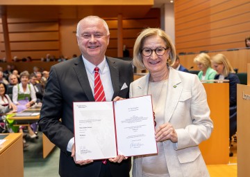 Hans Stefan Hintner, Abgeordneter zum Nationalrat und zum Niederösterreichischen Landtag a.D., Bürgermeister a.D. der Stadtgemeinde Mödling, wurde mit dem Titel „Professor“ ausgezeichnet