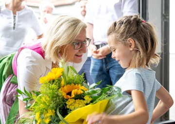 „Es freut mich, dass die Niederösterreicherinnen und Niederösterreicher gerne Tracht tragen“, so Landeshauptfrau Johanna Mikl-Leitner über den Tag der Tracht am 8. September.