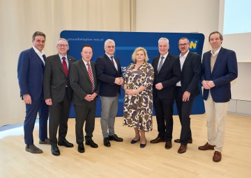 Bei der Pressekonferenz zum RSG NÖ 2030 (v.l.n.r.) Florian Hengl (Vorsitzender des ÖGK-Landesstellenausschuss), Harald Schlögel (Präsident Ärztinnen- und Ärztekammer NÖ), SPÖ-Klubobmann Hannes Weninger, Landesrat und NÖGUS-Vorsitzender Martin Antauer, Elisabeth Bräutigam (Vorständin LGA), Landesrat Anton Kasser, Robert Leitner (Vorsitzender des ÖGK-Landesstellenausschuss) und Volker Knestel (NÖGUS-Geschäftsführer).