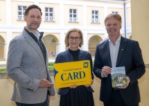 v.l.n.r.: NÖ-CARD Geschäftsführer Klemens Wögerer, Landeshauptfrau Johanna Mikl-Leitner und Michael Duscher, Geschäftsführer der Niederösterreich Werbung, freuen sich auf die neue Saison der Niederösterreich-CARD.