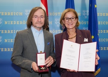 Landeshauptfrau Johanna Mikl-Leitner gratulierte Professor Dr. Johann Feilacher,  Psychiater, Bildhauer und Autor, Gründer, ehemaliger Direktor und Kurator des „museum gugging“, Generalsekretär des Vereins „gugging friends“, zum Österreichischen Ehrenkreuz für Wissenschaft und Kunst.