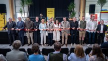 Mit dem Durchschneiden des Bandes wurde die Erweiterung der Firma Winkler Schulbedarf offiziell eröffnet.