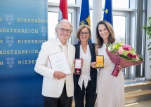 Landeshauptfrau Johanna Mikl-Leitner überreichte hohe Ehrenzeichen des Landes und der Republik an Vera Russwurm und Peter Hofbauer.