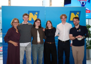 Landeshauptfrau Johanna Mikl-Leitner (links) und Paralympic-Schwimmer und ORF-Moderator Andreas Onea (rechts) mit ausgezeichneten Maturantinnen und Maturanten im Festspielhaus St. Pölten.