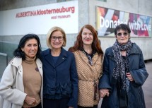 Beim Treffen der Kunst- und Kulturschaffenden in der Albertina Klosterneuburg (v.l.n.r.): Journalistin Danielle Spera, Landeshauptfrau Johanna Mikl-Leitner, Philosophin Elisabeth von Samsonow und die Bildende Künstlerin Renate Bertlmann.