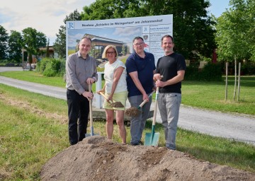 Landeshauptfrau Johanna Mikl-Leitner beim Spatenstich zu „Wohnen im Weingarten“ am Johanneshof in Tattendorf mit (v.l.n.r.) Christian, Hannes und Michael Reinisch.