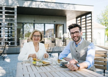 Landeshauptfrau Johanna Mikl-Leitner mit Michael Fabich vom Wirtshaus Franz Joseph in Obermarkersdorf, der erste Wirt, der in Niederösterreich die Wirthausprämie erhalten hat.