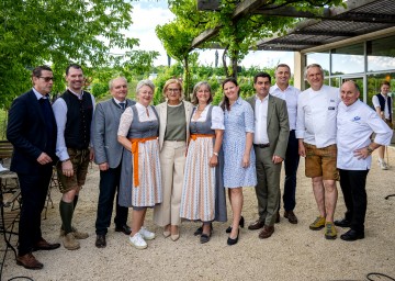 Landeshauptfrau Johanna Mikl-Leitner (5.v.l.), Klubobmann Kurt Hackl, ehemaliger Vorsitzender des Aufsichtsrates der Weinviertel Tourismus GmbH (links), Bezirkshauptmann Andreas Strobl (3.v.l.), Leobendorfs Bürgermeisterin Magdalena Batoha (4.v.l.), Leitzersdorfs Bürgermeisterin Sabine Hopf (Mitte) und Korneuburgs Bürgermeister und Landtagsabgeordneter Christian Gepp (4.v.r.) mit den Gastgeber-Winzern des Abends Stephanie Holzer (5.v.r.) und Bernhard Holzer (3.v.r.) sowie den Wirten des Abends Thomas Hopfeld vom Restaurant Dreikönigshof (2.v.l.), Gerhard Knobl vom Wirtshaus Goldenes Bründl (2.v.r.) und Roland Krammer von der Gastwirtschaft Neunläuf (rechts)
