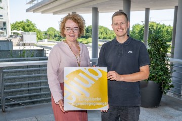 Europa zu Gast in Niederösterreich: Jugend-Landesrätin Christiane Teschl-Hofmeister und Lukas Schneider von der Jugend:info NÖ freuen sich über die erfolgreiche „eljub“ E-Book Woche 2026.