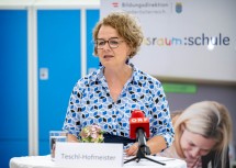 „Die rund 22.200 Pädagoginnen und Pädagogen waren unermüdlich im Einsatz und haben Großartiges geleistet“, so Bildungs-Landesrätin Christiane Teschl-Hofmeister bei der Bilanz zum Schuljahr 2024/25.