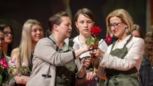 Landeshauptfrau Johanna Mikl-Leitner beim Spiel „Blumen binden“.