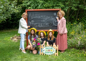 Landeshauptfrau Johanna Mikl-Leitner und Bildungslandesrätin Christiane Teschl-Hofmeister mit den Schülerinnen Angelina, Anna und Serafina.