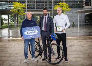 (v.l.n.r.) Martin Roscher (Regionalleiter Sodexo Service Solutions Austria GmbH), LH-Stellvertreter Udo Landbauer und Johannes Öfferl (Geschäftsführer spusu Sport GmbH).