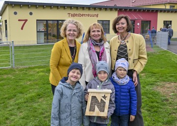 (v.l.n.r.): Familien-Landesrätin Christiane Teschl-Hofmeister, Bürgermeisterin Anette Töpfl, Kindergarten-Leiterin Gabriele Nitsch mit Louis Fessl, Lukas Garschall und Matheo Wimmer-Pomaßl