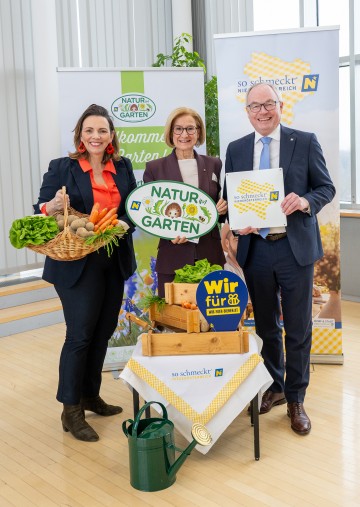 (v.l.) Elisabeth Harreither-Pramreiter, Leiterin von „So schmeckt Niederösterreich“, Landeshauptfrau Johanna Mikl-Leitner und LH-Stellvertreter Stephan Pernkopf.
