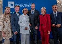 Von links nach rechts: IV NÖ-Geschäftsführerin Michaela Roither, der Präsident IV Österreich, Georg Knill, Landeshauptfrau Johanna Mikl-Leitner, der Präsident der IV Niederösterreich, Kari Ochsner, Verteidigungsministerin Klaudia Tanner und Wirtschaftsminister Wolfgang Hattmannsdorfer.