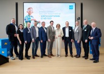 Gruppenfoto rund um Landeshauptfrau Johanna Mikl-Leitner.