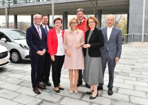 Ewald Sacher, Präsident der Volkshilfe Niederösterreich, Hannes Ziselsberger, Direktor der Caritas St. Pölten, Michaela Hinterholzer, Präsidentin des NÖ Hilfswerks, Landeshauptfrau Johanna Mikl-Leitner, Rotkreuz-Präsident General Josef Schmoll, Landesrätin Teschl-Hofmeister und Michael Landau, Caritas-Präsident von Österreich (v.l.n.r.)