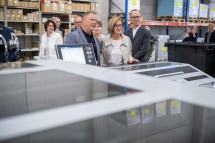 Geschäftsführer Markus Graf (v.l.n.r.), Landeshauptfrau Johanna Mikl-Leitner und CIMPRESS-CEO Robert Keane beim Betriebsrundgang. 