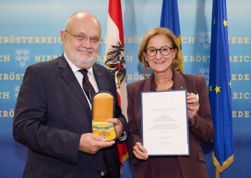 Landeshauptfrau Johanna Mikl-Leitner verlieh Univ.-Prof. Dr. Rudolf Mallinger, Rektor emeritus der Karl Landsteiner Privatuniversität für Gesundheitswissenschaften und ehemaliges Mitglied des Niederösterreichischen Kultursenates, das „Goldene Komturkreuz des Ehrenzeichens für Verdienste um das Bundesland Niederösterreich“.
