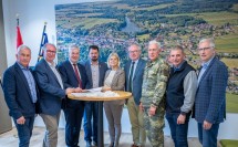 Landesrat Anton Kasser (3.v.li.), Ministerin Klaudia Tanner (Mitte) und LH-Stellvertreter Stephan Pernkopf (4.v.re.) mit den Bürgermeistern der Region.