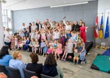 Festakt mit zahlreichen Ehrengästen und den Kindergarten-Kindern zu 50 Jahre Landhaus-Kindergarten.