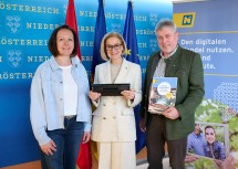 Landeshauptfrau Johanna Mikl-Leitner mit Elisabeth Gschwandtner (geschäftsführende Gemeinderätin Raxendorf) und dem Bürgermeister von Raxendorf, Johannes Höfinger.