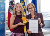 Landeshauptfrau Johanna Mikl-Leitner verlieh Schlagersängerin Simone Stelzer das Große Ehrenzeichen für Verdienste um das Bundesland Niederösterreich.