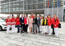 Ewald Sacher, Präsident der Volkshilfe Niederösterreich, Hannes Ziselsberger, Direktor der Caritas St. Pölten, Michaela Hinterholzer, Präsidentin des NÖ Hilfswerks, Landeshauptfrau Johanna Mikl-Leitner, Rotkreuz-Präsident General Josef Schmoll, Landesrätin Teschl-Hofmeister und Michael Landau, Caritas-Präsident von Österreich, mit Mitarbeiterinnen und Mitarbeitern der Betreuungsorganisationen.