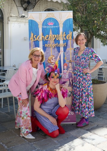 Landeshauptfrau Johanna Mikl-Leitner (li.) und Intendantin Nina Blum mit Gudrun Nikodem-Eichenhardt, die im heurigen Märchensommer-Stück „Aschenputtel – neu vertanzt“ die bunte Taube spielt.