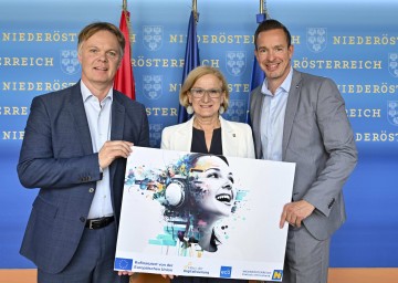 v.l.n.r.: Niederösterreich Werbung Geschäftsführer Michael Duscher, Landeshauptfrau Johanna Mikl-Leitner, Haus der Digitalisierung Geschäftsführer Lukas Reutterer