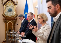 Bei der Pressekonferenz zum Industrie-Summit: (v.l.) Stefan Pierer, Präsident IV OÖ, Thomas Stelzer, Landeshauptmann OÖ, Landeshauptfrau Johanna Mikl-Leitner, Kari Ochsner, Präsident der IV NÖ.