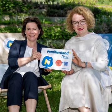 Barbara Trettler, Geschäftsführerin der Familienland Niederösterreich GmbH, und Familien-Landesrätin Christiane Teschl-Hofmeister.