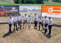 Mit den ehemaligen Kommandanten der fünf Paudorfer Feuerwehren: Landesfeuerwehrkommandant Dietmar Fahrafellner, Michael Heigl, Helmut Auer, Bürgermeister Martin Rennhofer, Landeshauptfrau Johanna Mikl-Leitner, Feuerwehrkommandant Christof Unfried, Erich Rupp, Hannes Lechner und Martin Berner. (v.l.n.r.)