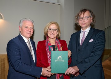  Landeshauptfrau Johanna Mikl-Leitner mit (li.) Bürgermeister Johann Köck und (re.) Autor Karl Heinz mit dem neuen Heimatbuch der Gemeinde Prellenkirchen.