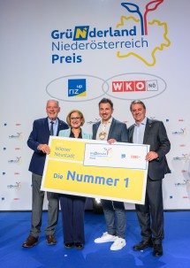 Der Gründerpreis NÖ in Wr. Neustadt Stadt ging an ITTU Marketing Consulting: (v.l.n.r.) Bürgermeister Klaus Schneeberger, Landeshauptfrau Johanna Mikl-Leitner, Dan Ittu und WKNÖ-Präsident Wolfgang Ecker.