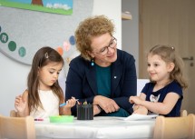 (v.l.n.r.): Alessia, Familien-Landesrätin Christiane Teschl-Hofmeister und Livia 