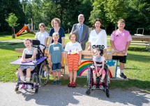 Familien-Landesrätin Christiane Teschl-Hofmeister, Wiener Neustadts Bürgermeister Klaus Schneeberger und Barbara Trettler, Geschäftsführerin der Familienland Niederösterreich GmbH, mit den Kindern Sigrid, Iliana, Maximilian, Nora, Rosalie und Julian.
