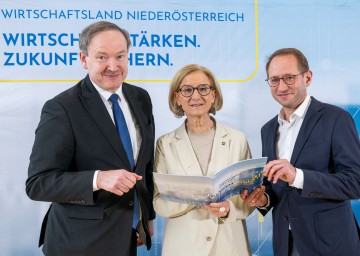 Landeshauptfrau Johanna Mikl-Leitner (m.), Wirtschaftsforscher Christian Helmenstein (l.) und Unternehmer Karl Winkler (r.)