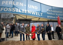 Landeshauptfrau Johanna Mikl-Leitner mit Regionsvertretern und Betreibern der Fossilienwelt Stetten beim Spatenstich zu den bevorstehenden Umbau- und Modernisierungsarbeiten.