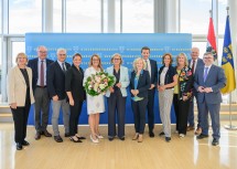 Gruppenfoto im Milleniumssaal (v.l.n.r.): Landessprecherin der Grünen NÖ Helga Krismer-Huber, LH-Stellvertreter Stephan Pernkopf, Landesrat Martin Antauer, Landesrätin Susanne Rosenkranz, Staatssekretärin Ulrike Königsberger-Ludwig, Landeshauptfrau Johanna Mikl-Leitner, Landesrätin Eva Prischl, Landesrat Sven Hergovich, Neos Niederösterreich Landessprecherin Indra Collini, Dritte Landtagspräsidentin Elvira Schmidt, Landtagsabgeordneter Franz Schnabl und Landesrat Ludwig Schleritzko.