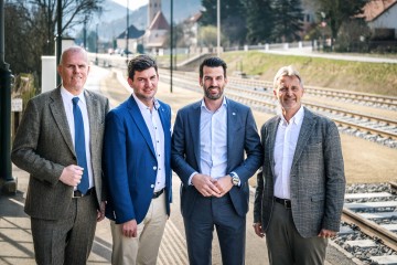 NÖVOG Geschäftsführer Michael Hasenöhrl, Aggsbach Markts Bürgermeister Rainer Toifl, NÖ Verkehrslandesrat LH-Stellvertreter Udo Landbauer und NÖVOG Geschäftsführer Wolfgang Schroll beim Lokalaugenschein am modernisierten Bahnhof Aggsbach Markt.