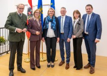 Landesamtsdirektor Werner Trock, Landeshauptfrau Johanna Mikl-Leitner, Bezirkshauptfrau Renate Giller-Schilk mit Thomas Giller, Landesamtsdirektor-Stellvertreterin Verena Sonnleitner und Obmann der NÖ Landespersonalvertretung Johann Zöhling.