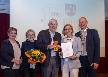 Vizebürgermeisterin Margit Auer, Stadtarchivar Erich Kerschbaumer mit Gattin, Landeshauptfrau Johanna Mikl-Leitner und Bürgermeister Franz Fischer anlässlich 100 Jahre Stadtgemeinde Raabs an der Thaya (v.l.n.r.)