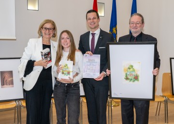 Der Siegerin in der Kategorie Sekundarstufe 2 Emma Ortner (BG/BRG Bruck an der Leitha, 2.v.l.) gratulierten Landeshauptfrau Johanna Mikl-Leitner, Bildungsdirektor Karl Fritthum sowie Fachinspektor und Juryvorsitzender Andreas Gruber.