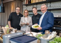 (v.l.n.r.) Michael Kolm, Landeshauptfrau Johanna Mikl-Leitner, Lehrling Tobias Fichtinger und Bürgermeister Martin Frühwirth.