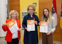 Sensibilisierung zu mehr Zivilcourage: die Landesrätinnen Eva Prischl und Christiane Teschl-Hofmeister und Anna Sonnleitner, die stellvertretende Leiterin des Gewaltschutzzentrums NÖ (v.l.n.r.)